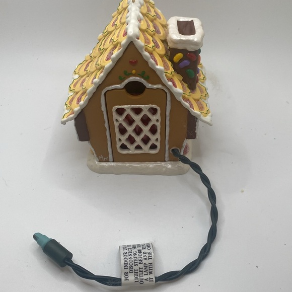 Hallmark Ornament: 2002 light up Gingerbread Cottage - Picture 7 of 13